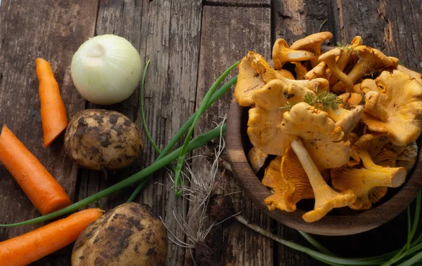 Ingredientes for delicious vegan chanterelles mushroom soup, with Onion, Carrot, potatoes on rustic Wooden background — Stock Image Ingredientes Delicious Vegan Chanterelles Mushroom Soup Onion Carrot Potatoes Rustic Royalty Free Stock Photos