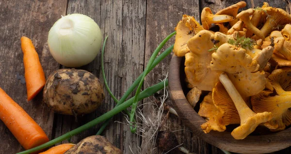 Ingredientes for delicious vegan chanterelles mushroom soup, with Onion, Carrot, potatoes on rustic Wooden background — Stock Image Ingredientes Delicious Vegan Chanterelles Mushroom Soup Onion Carrot Potatoes Rustic Stock Picture