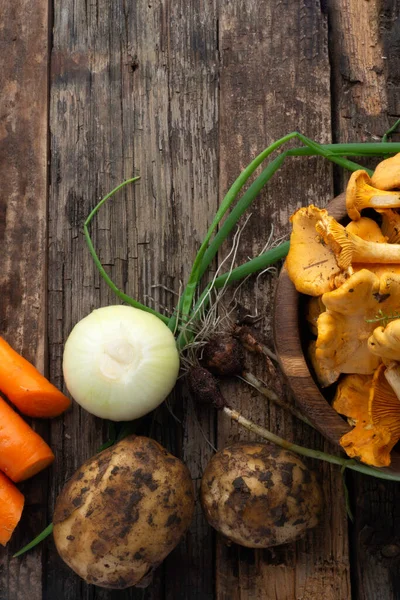 Ingredientes for delicious vegan chanterelles mushroom soup, with Onion, Carrot, potatoes on rustic Wooden background — Stock Image Ingredientes Delicious Vegan Chanterelles Mushroom Soup Onion Carrot Potatoes Rustic Stock Image