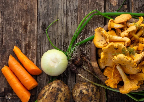 Ingredientes for delicious vegan chanterelles mushroom soup, with Onion, Carrot, potatoes on rustic Wooden background — Stock Image Ingredientes Delicious Vegan Chanterelles Mushroom Soup Onion Carrot Potatoes Rustic Royalty Free Stock Photos