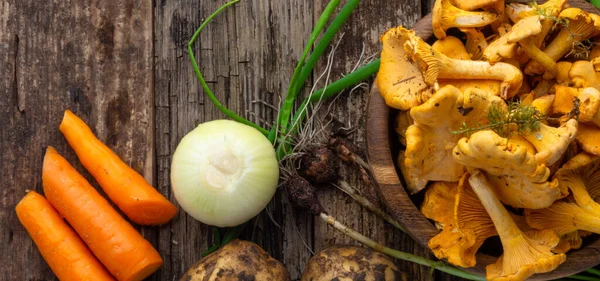 Ingredientes for delicious vegan chanterelles mushroom soup, with Onion, Carrot, potatoes on rustic Wooden background — Stock Image Ingredientes Delicious Vegan Chanterelles Mushroom Soup Onion Carrot Potatoes Rustic Stock Image
