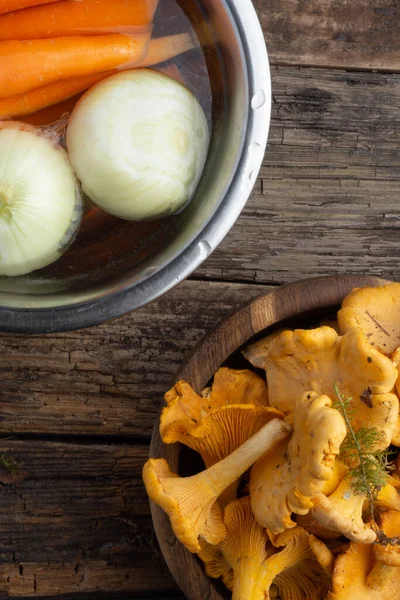 Ingredientes for vegan chanterelles mushroom soup, copy space, top view — Stock Image Ingredientes Vegan Chanterelles Mushroom Soup Copy Space Top View Royalty Free Stock Images