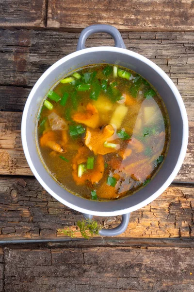 Bowl of soup with autumn chanterelles and herbs, green onion on rusrtic wooden background. Vegetarian Russian cuisine — Stock Image Bowl Soup Autumn Chanterelles Herbs Green Onion Rusrtic Wooden Background Stock Image