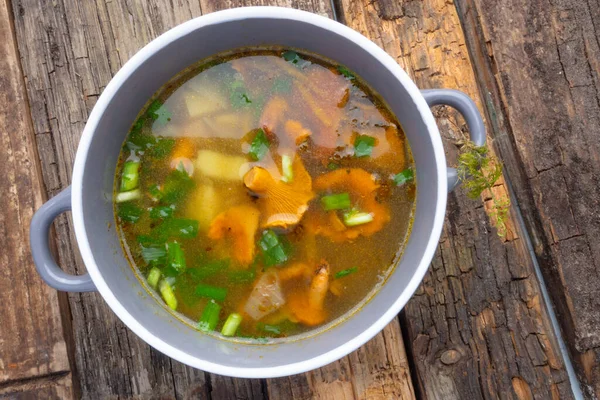Bowl of soup with autumn chanterelles and herbs, green onion on rusrtic wooden background. Vegetarian Russian cuisine — Stock Image Bowl Soup Autumn Chanterelles Herbs Green Onion Rusrtic Wooden Background Royalty Free Stock Photos
