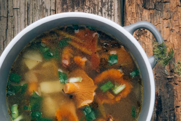 Bowl of soup with autumn chanterelles and herbs, green onion on rusrtic wooden background. Vegetarian Russian cuisine — Stock Image Bowl Soup Autumn Chanterelles Herbs Green Onion Rusrtic Wooden Background Stock Image