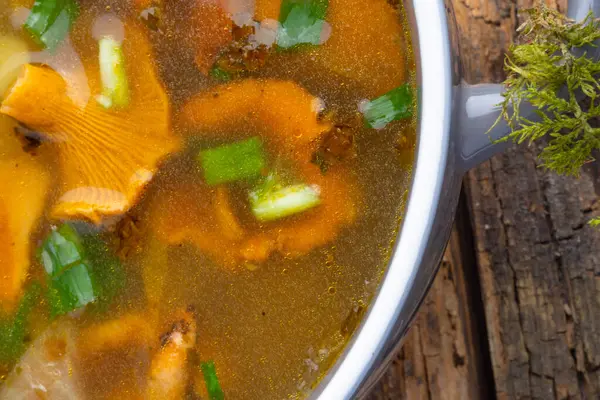 Tigela Sopa Com Cantarelos Outono Ervas Cebola Verde Fundo Madeira — Fotografia de Stock