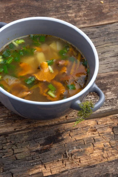 Bowl of soup with autumn chanterelles and herbs, green onion on rusrtic wooden background. Vegetarian Russian cuisine — Stock Image Bowl Soup Autumn Chanterelles Herbs Green Onion Rusrtic Wooden Background Stock Photo