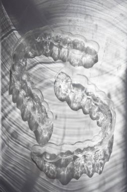 Modern diş saydam hizalayıcılar veya kozmetik dişçilikte dişleri düzeltmek için diş telleri ve gölgeli ortodonti, seçici odaklanma