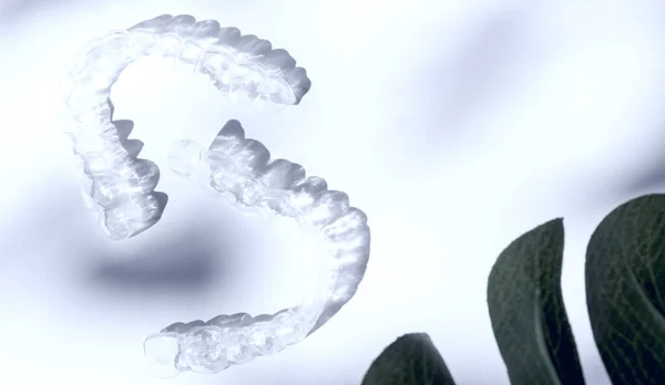 Moderní Zuby Transparentní Rovnátka Nebo Rovnátka Pro Narovnání Zubů Kosmetické — Stock fotografie