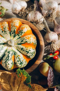 Kuru yaprakların, sarımsak ve balkabaklarının, böğürtlenlerin, güneşli ışıklı elmaların sonbahar kompozisyonu, düz uzanma, cadılar bayramı, Şükran Günü kapat.