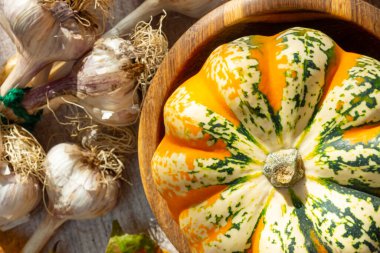 Kuru yaprakların, sarımsak ve balkabaklarının, böğürtlenlerin, güneşli ışıklı elmaların sonbahar kompozisyonu, düz uzanma, cadılar bayramı, Şükran Günü kapat.