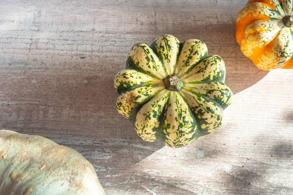 Calabazas Otoño Sobre Fondo Madera Vista Superior Con Espacio Copia — Foto de Stock