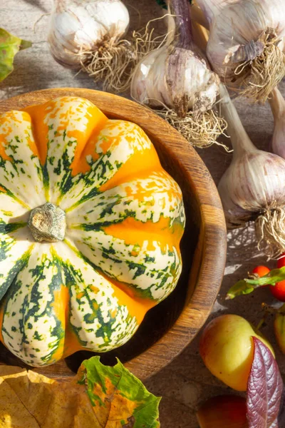 Composición Otoñal Hojas Secas Ajo Calabazas Bayas Manzanas Con Luces — Foto de Stock