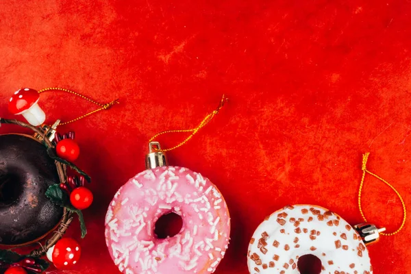 Рождественские Красочные Пончики Красном Фоне Концепция Зимних Праздников Копировальное Пространство — стоковое фото
