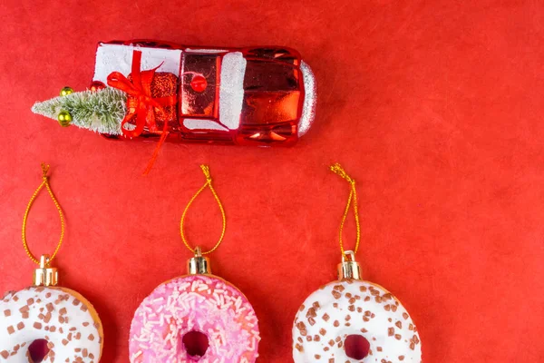 Beignets Colorés Voiture Jouet Avec Arbre Noël Sur Fond Rouge — Photo