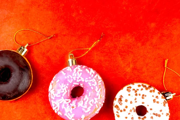 Donuts Coloridos Navidad Sobre Fondo Rojo Concepto Vacaciones Invierno Espacio — Foto de Stock