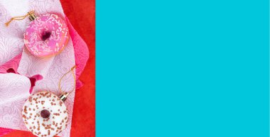 Kırmızı ve mavi arka planda renkli Noel çörekleri, kış tatili konsepti, fotokopi alanı. Pankart