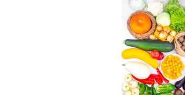 Taze olgun organik meyve ve sebze bayrağı. Sonbahar hasadı. Sağlıklı yiyecekler için doğal yaşam.