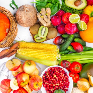 Renkli organik sebze ve meyve çeşitleriyle kompozisyon. Sağlıklı organik gıda, temiz yeme konsepti