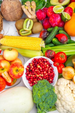 Renkli organik sebze ve meyve çeşitleriyle kompozisyon. Sağlıklı organik gıda, temiz yeme konsepti
