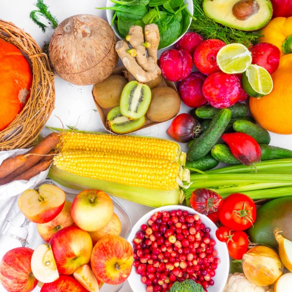 Renkli organik sebze ve meyve çeşitleriyle kompozisyon. Sağlıklı organik gıda, temiz yeme konsepti