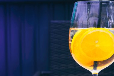 Buzlu ve portakal dilimli Alkolik Aperol Spritz Kokteyli. Klasik İtalyan kokteyl içeceği. Koyu arkaplan, seçici odak, kopyalama alanı