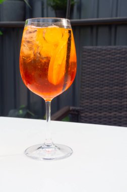 Buzlu ve portakal dilimli Alkolik Aperol Spritz Kokteyli. Klasik İtalyan kokteyl içeceği. Koyu arkaplan, seçici odak