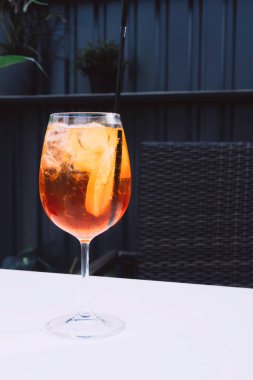 Buzlu ve portakal dilimli Alkolik Aperol Spritz Kokteyli. Klasik İtalyan kokteyl içeceği. Koyu arkaplan, seçici odak