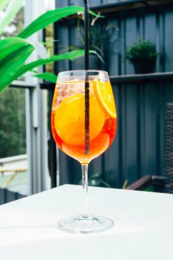 Buzlu ve portakal dilimli Alkolik Aperol Spritz Kokteyli. Klasik İtalyan kokteyl içeceği. Koyu arkaplan, seçici odak