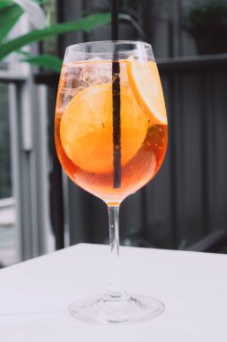 Buzlu ve portakal dilimli Alkolik Aperol Spritz Kokteyli. Klasik İtalyan kokteyl içeceği. Koyu arkaplan, seçici odak