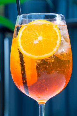 Buzlu ve portakal dilimli Alkolik Aperol Spritz Kokteyli. Klasik İtalyan kokteyl içeceği. Koyu arkaplan, seçici odak