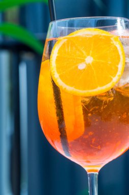 Buzlu ve portakal dilimli Alkolik Aperol Spritz Kokteyli. Klasik İtalyan kokteyl içeceği. Koyu arkaplan, seçici odak