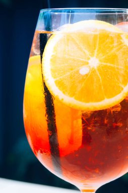 Buzlu ve portakal dilimli Alkolik Aperol Spritz Kokteyli. Klasik İtalyan kokteyl içeceği. Koyu arkaplan, seçici odak