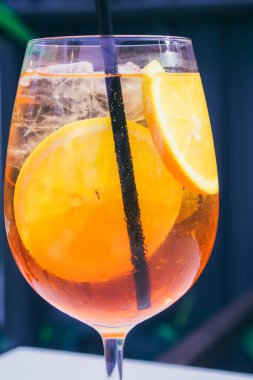 Buzlu ve portakal dilimli Alkolik Aperol Spritz Kokteyli. Klasik İtalyan kokteyl içeceği. Koyu arkaplan, seçici odak