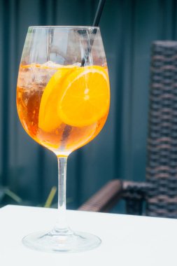 Buzlu ve portakal dilimli Alkolik Aperol Spritz Kokteyli. Klasik İtalyan kokteyl içeceği. Koyu arkaplan, seçici odak