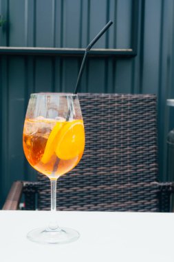 Buzlu ve portakal dilimli Alkolik Aperol Spritz Kokteyli. Klasik İtalyan kokteyl içeceği. Koyu arkaplan, seçici odak