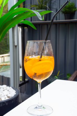 Buzlu ve portakal dilimli Alkolik Aperol Spritz Kokteyli. Klasik İtalyan kokteyl içeceği. Koyu arkaplan, seçici odak