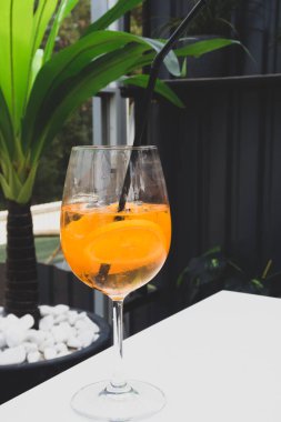 Buzlu ve portakal dilimli Alkolik Aperol Spritz Kokteyli. Klasik İtalyan kokteyl içeceği. Koyu arkaplan, seçici odak