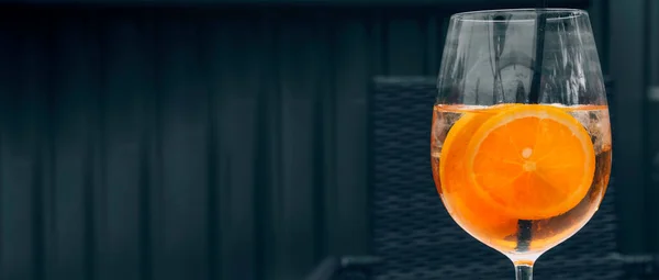 Glas Alkoholhaltiga Aperol Spritz Cocktail Med Isbitar Och Apelsinskivor Klassisk — Stockfoto