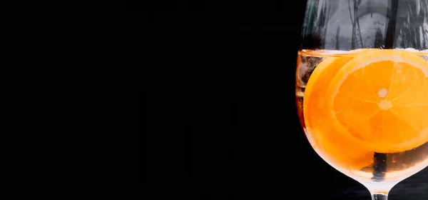 Copo Alcoólico Aperol Spritz Cocktail Com Cubos Gelo Fatias Laranja — Fotografia de Stock