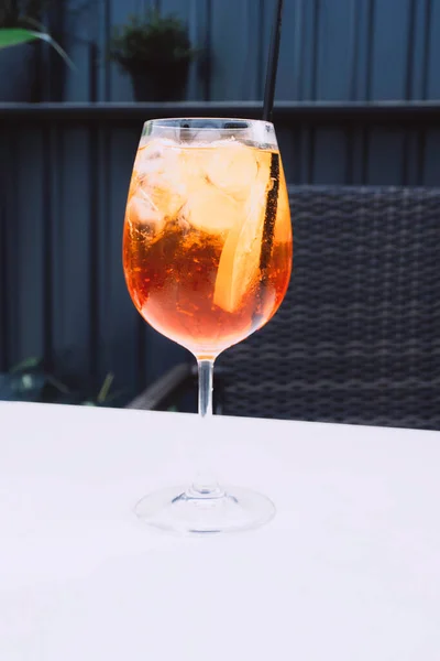 Glas Alkoholhaltiga Aperol Spritz Cocktail Med Isbitar Och Apelsinskivor Klassisk — Stockfoto
