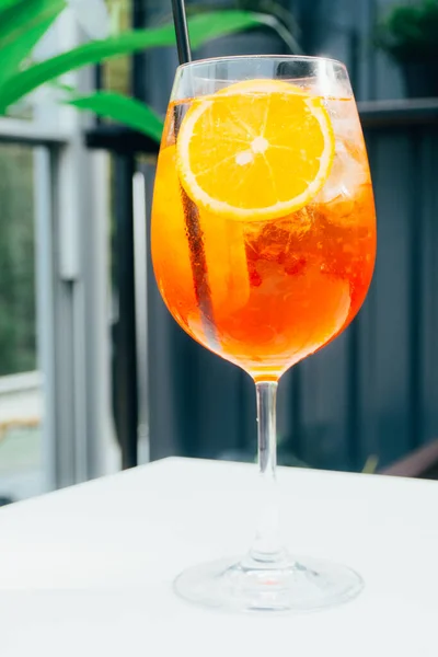 Glas Alkoholhaltiga Aperol Spritz Cocktail Med Isbitar Och Apelsinskivor Klassisk — Stockfoto