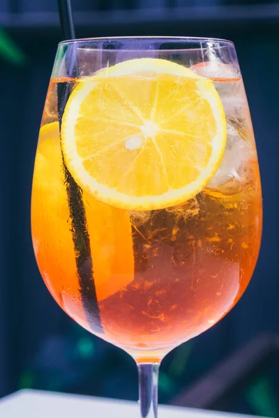 조각과 오렌지 조각이 Aperol Spritz Cocktail 전형적 이탈리아의 칵테일 음료입니다 — 스톡 사진