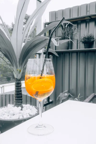 Glas Alkoholhaltiga Aperol Spritz Cocktail Med Isbitar Och Apelsinskivor Klassisk — Stockfoto