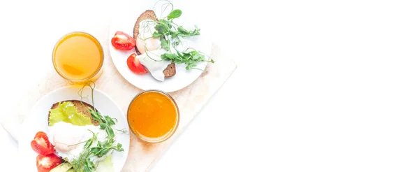 Jaja Gotowane Royale Benedict Chlebie Pełnoziarnistym Białym Tle Świeża Pomarańcza — Zdjęcie stockowe