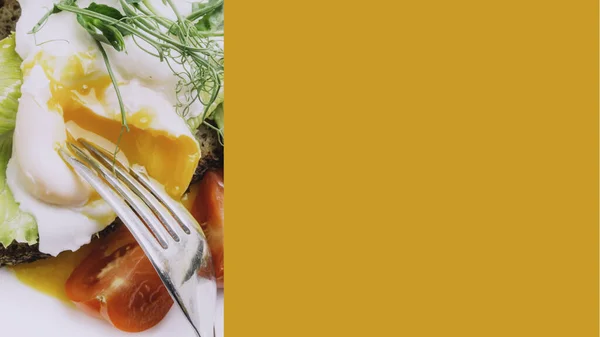 サラダ トマト アボカドを入れた健康的な朝食のマクロ写真です — ストック写真
