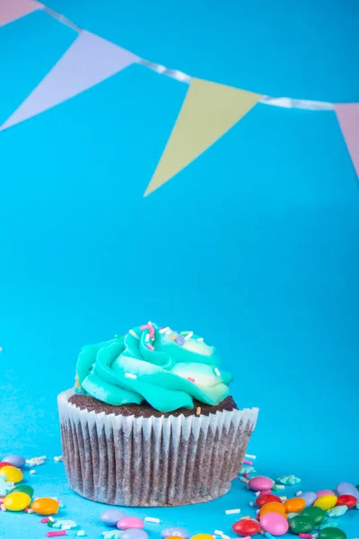 Cupcake Com Chantilly Fundo Azul Decorado Com Flocos Neve Açúcar — Fotografia de Stock