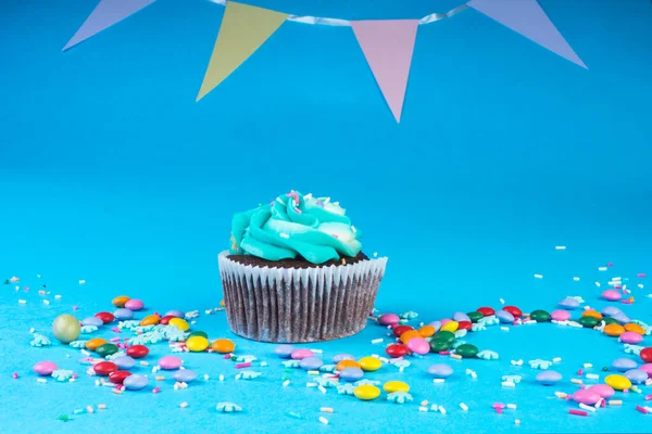 Cupcake Com Chantilly Fundo Azul Decorado Com Flocos Neve Açúcar — Fotografia de Stock