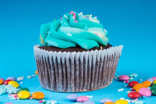 Cupcake Com Chantilly Fundo Azul Decorado Com Flocos Neve Açúcar — Fotografia de Stock