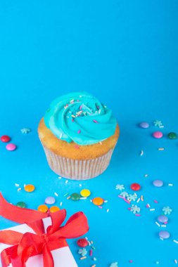 Mavi kurdeleli hediye kutulu kek kompozisyonu, mutlu yıllar, Noel bebek partisi, bayram tebrik kartı, parti, sürpriz, hediyeler, hediye konsepti